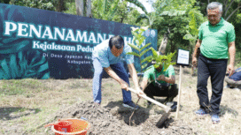 Jaksa Agung Muda Bidang Pengawasan Dr Rudi Margono menanam pohon dalam upaya pelestarian alam melalui kegiatan penanaman pohon di Sumberboto, Desa Japanan, Kecamatan Mojowarno, Minggu pgi, 19 Oktober 2025. Foto: Diskominfo Pemkab Jombang
