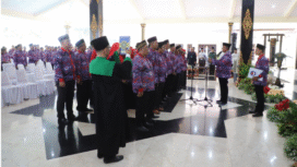 Bupati Jombang Warsubi mengukuhkan pengurus Persatuan Perangkat Desa Indonesia (PPDI)  periode 2025-2030 setelah dilantik dan diambil sumpahnya pada Rabu, 15 Oktober 2025, di Pendopo Kabupaten Jombang.  Foto: diskominfo pemkab jombang