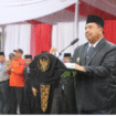 Bupati Jombang Warsubi bersama 4.101 pegawai Non-ASN terus bertahan melanjutkan seluruh upacara dalam pembacaan SK penangkatan sebagai menuntaskan penantian panjang mereka, resmi menerima Surat Keputusan (SK) pengangkatan sebagai Pegawai Pemerintah dengan Perjanjian Kerja (PPPK) Paruh Waktu, Selasa, 20 Oktober 2025. Foto: jombangkab.go.id