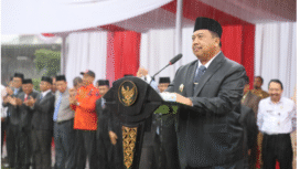 Bupati Jombang Warsubi bersama 4.101 pegawai Non-ASN terus bertahan melanjutkan seluruh upacara dalam pembacaan SK penangkatan sebagai menuntaskan penantian panjang mereka, resmi menerima Surat Keputusan (SK) pengangkatan sebagai Pegawai Pemerintah dengan Perjanjian Kerja (PPPK) Paruh Waktu, Selasa, 20 Oktober 2025. Foto: jombangkab.go.id