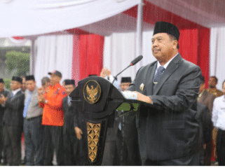 Bupati Jombang Warsubi bersama 4.101 pegawai Non-ASN terus bertahan melanjutkan seluruh upacara dalam pembacaan SK penangkatan sebagai menuntaskan penantian panjang mereka, resmi menerima Surat Keputusan (SK) pengangkatan sebagai Pegawai Pemerintah dengan Perjanjian Kerja (PPPK) Paruh Waktu, Selasa, 20 Oktober 2025. Foto: jombangkab.go.id