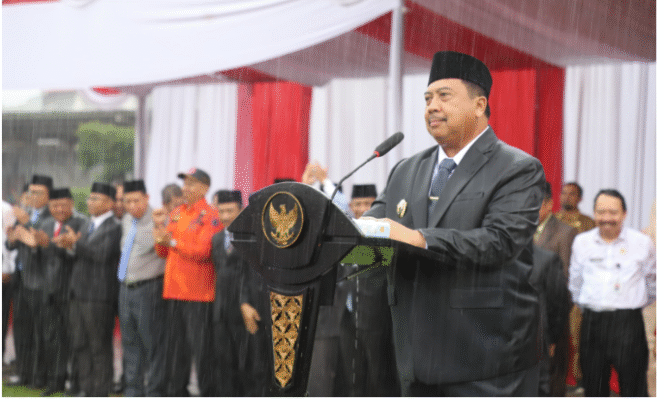 Bupati Jombang Warsubi bersama 4.101 pegawai Non-ASN terus bertahan melanjutkan seluruh upacara dalam pembacaan SK penangkatan sebagai menuntaskan penantian panjang mereka, resmi menerima Surat Keputusan (SK) pengangkatan sebagai Pegawai Pemerintah dengan Perjanjian Kerja (PPPK) Paruh Waktu, Selasa, 20 Oktober 2025. Foto: jombangkab.go.id