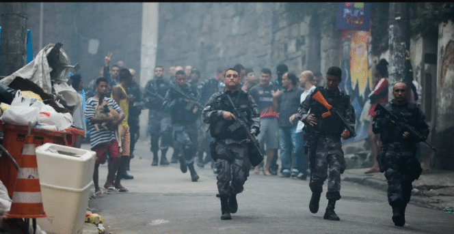 
					Sebanyak 2500 personel polisi dan tentara Brasil melakukan pengrebekan markas komando sarang narkoba di Rio de Janeiro, mengakibatkan sebanyak 132 orang tewas. Foto: otempo.com.br