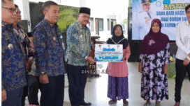 Drs Purwanto MPP, Asisten I mewakili bupati Jombang Warsubi menyerahkan secara simbolis bantuan langsung tunai (BLT) pembagian dana cukai rokok kepada 11. 504 warga di wilayah Jombng. Acara dilaksanakan di kantor kecamatan Plandaan, Kamis 9 Oktobewr 2025. Foto: jombangkab.go.id/ dinsos pemkab jombang