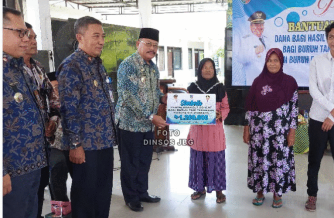 
					Drs Purwanto MPP, Asisten I mewakili bupati Jombang Warsubi menyerahkan secara simbolis bantuan langsung tunai (BLT) pembagian dana cukai rokok kepada 11. 504 warga di wilayah Jombng. Acara dilaksanakan di kantor kecamatan Plandaan,  Kamis 9 Oktobewr 2025. Foto: jombangkab.go.id/ dinsos pemkab jombang