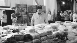 Presiden Prabowo Subianto didampingi Kapolri Jenderal Listyo Sigit Prabowo melakukan pemeriksaan barang bukti narkoba sebelum dimusnakah, Kamis 29 Oktober 2025. Foto: Instagram@presidenrepublikindonesia & prabowo
