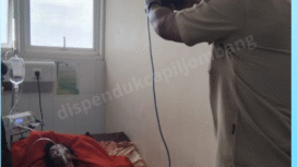 Petugas Besutan Dipendukcapil Jombang, memberikan pelayanan pelayanan perekaman KTP-Ep kepada seorang warganya yang sedang menjalani perawatan di sebuah rumah sakit di Kasembon, Malang. Mereka adalah tim BESUTAN ((Berikan Pelayanan Khusus Terpadu Administrasi Kependudukan). Foto: jombangkab.go.id