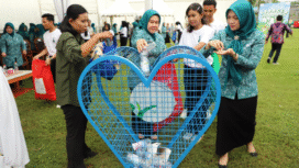 DLH Pemkab Jombang gelorakan bersih sampah, dengan menggelar Gerakan Sampah Sayang, untuk menjaga kebersihan lingkungan di seluruh wilayah Jombang, dalam rangkaian Jombang Fest 2025, Minggu 26 Oktober 2025. Foto: jombangkab.go.id