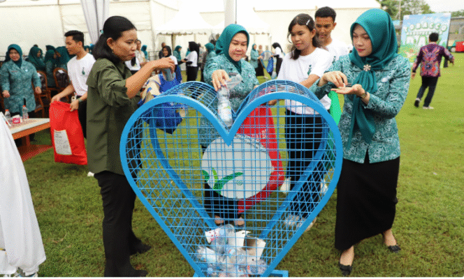DLH Pemkab Jombang gelorakan bersih sampah, dengan menggelar Gerakan Sampah Sayang, untuk menjaga kebersihan lingkungan di seluruh wilayah Jombang, dalam rangkaian Jombang Fest 2025, Minggu 26 Oktober 2025. Foto: jombangkab.go.id