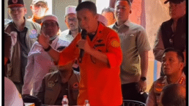 Pertama TNI Yudhi Bramantyo, Direktur Operasi Pencarian dan Pertolongan Basarnas,memberikan penjelasan kepada wali santri, dalam melaksanakan operasi rescue dan evakuasi korban runtuhan bangunan di Ponpes Al Khos=ziny. Foto: Instagram: banggasidoarjo