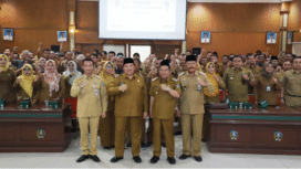 Bupati Jombang Warsubi menyampaikan sosisalisasi bantuan keuangan khusus (BKK) pada APBD 2025 kepad seluruh perangkat desa, Selasan, 13 Oktober 2025. Foto: jombangkab.go.id