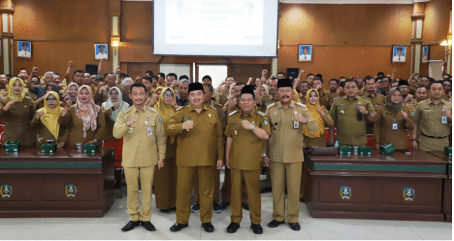 
					Bupati Jombang Warsubi menyampaikan sosisalisasi bantuan keuangan khusus (BKK) pada APBD 2025 kepad seluruh perangkat desa, Selasan, 13 Oktober 2025. Foto: jombangkab.go.id