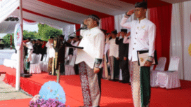 Bupati Jombang H Warsubi menjadi inspektur upacara (Irup) peringatan Hari Jadi ke-115 Pemkab Jombang, di lapangan upacara pemkab Jombang, Senin 20 Oktober 2021. Foto: diskominfo pemkab jombang