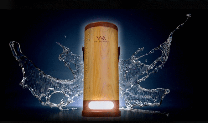 
					 Sebuah startup dari Kolombia, E-Dina menciptakan alat inovatif bernama WaterLight﻿ — lentera portabel menggunakan tenaga dari air garam atau bahkan urin, dikembangkan bekerja sama dengan Wunderman Thompson﻿. Sekali izi bisa bertahan sampai 45 hari. Foto: branding