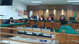 Majelsi hakim di PN Serang, Banten, menjtuhkan hukuman masing-masing setahun penjara kepada empat terdakwa dalam kaus krouspi penyediaan server fiktif PT Telkomsigma, seninai Rp 282 miliar. Foto: banten.idntimes