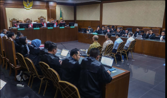 
					Sidang kasus korupsi dengan modus melakukan penjualan solar dengan harga di bawah HPP oleh para pejabat tinggi di lingkungan PT Pertamina Niaga, berlangsung dua kali 9 dan 13 Oktober 2025. Foto: okezone