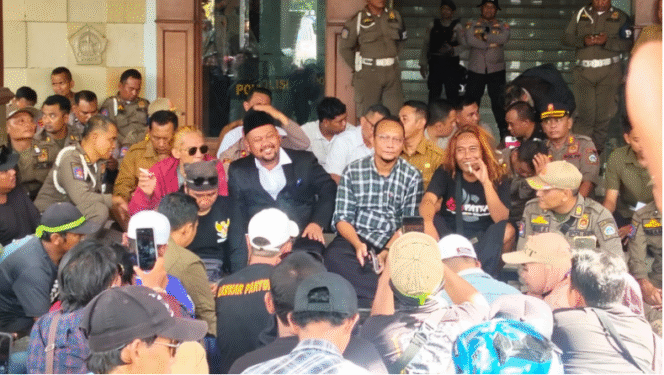 
					Beginilah cara bupati Gresik, Fandi Ahmad Yani meladeni dengan cara lesehan bersaama, saat aksi massa demo di kantor Pemkab Gresik, Senin 29 September 2025. kredeonews.com/ sanny