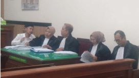 Majelsi Hakim PN Gresik kembali menyidangkan kasus sertipikat Acong, menghadirkan saksi bernama Charis Wicaksono yang berbeda dengan keterangan saksi sebelumnya, di PN Gredik, Senin 29 September 2025. Foto: swarajombang.com/ sanny