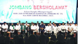 Alun-alun Jombang hampir sepekan ini selalu ramai, Rabu malam, pun lokasi itu dihadiri ribuan orang terutamja umat muslim yang mengikuti acara Sholawat Jombang, memperingati hari jadi ke-115 Jombang, serta hari Santri. Menghadirkan Gus Kausar, sebagai pemimp-in sholawat. Foto: jombangkab.go.id