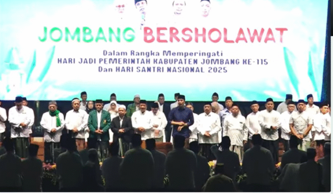 
					Alun-alun Jombang hampir sepekan ini selalu ramai, Rabu malam, pun lokasi itu dihadiri ribuan orang terutamja umat muslim yang mengikuti acara Sholawat Jombang, memperingati hari jadi ke-115 Jombang, serta hari Santri. Menghadirkan Gus Kausar, sebagai pemimp-in sholawat. Foto: jombangkab.go.id