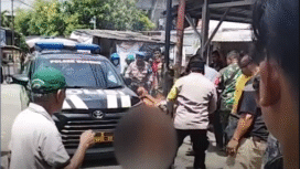 Di depan polisi, terduga pelaku maling motor alami kebakaran tubuhnya, terjadi di kawasan Jojoran, Surabaya, Kamis pagi, 30 Oktober 2025. Foto: Instagram@suarasurabayamedia