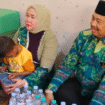 Buapti Warsubi bersama istri, Ny Yuliati Nugrahani, telah bertandang ke rumah anak Sulton, 7, penderita  penyaktiu jatung bawaan dan stunting. Orang nomor satu di Jombang itu menyatakan akan mendukung kesehatan untuk Sulton. Foto: Diskominfa Pembang Jombang

