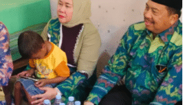 Buapti Warsubi bersama istri, Ny Yuliati Nugrahani, telah bertandang ke rumah anak Sulton, 7, penderita  penyaktiu jatung bawaan dan stunting. Orang nomor satu di Jombang itu menyatakan akan mendukung kesehatan untuk Sulton. Foto: Diskominfa Pembang Jombang
