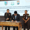 Bupati Jombang, H Warsubi SH, MSi menandatangani surat kerja sama pencehan tindak korupsi untuk membangun tata kelola pemerintah yang bersih (good governance) bersama Kejaksaan Negeri Jombang (selaku Pihak Kedua) dan AKBP Ardi Kurniawan, S.H., S.I.K., CPHR., Kepala Kepolisian Resor Jombang (selaku Pihak Ketiga). Foto: Foto: Kadismominfo Pemkab Jombang