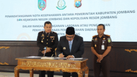 Bupati Jombang, H Warsubi SH, MSi menandatangani surat kerja sama pencehan tindak korupsi untuk membangun tata kelola pemerintah yang bersih (good governance) bersama Kejaksaan Negeri Jombang (selaku Pihak Kedua) dan AKBP Ardi Kurniawan, S.H., S.I.K., CPHR., Kepala Kepolisian Resor Jombang (selaku Pihak Ketiga). Foto: Foto: Kadismominfo Pemkab Jombang