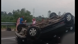 Beginilah kondisi kendaraan Avanza yang mengalami ban meletus di KM 818, Pasuruan-Probolinggo, Selasa sore, 7 Oktober 2025. Foto: Instagram@suarasurabayamedia