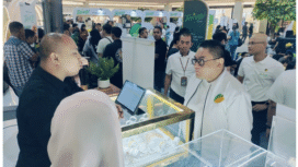 Yos Iman Jaya Dappu, Direktur Teknologi dan Digital PT Pegadaian, terjun langsung ke lokasi  Festival Emas di 12 kota di Indonesia, bersamaan dengan peluncuran aplikasi Tring! dari PT Pegadaian, dilaksanakan selama tiga hari 24-25-26 Oktober 2025, mendapat sambutan dari warga masyarakat. Foto: PT Pegadaian