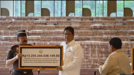 Jaksa Agung Republik Indonesia, ST Burhanuddin, menyerahkan uang pengganti kerugian negara sebesar Rp 13,255 triliun dari kasus tindak pidana korupsi pemberian fasilitas ekspor crude palm oil (CPO) dan turunannya kepada Menteri Keuangan Purbaya Yudhi Sadewa. Penyerahan ini dilakukan secara simbolis di Gedung Utama Kejaksaan Agung, Jakarta, pada Senin, 20 Oktober 2025, dan disaksikan langsung oleh Presiden Prabowo Subianto. Dari total Rp 13,255 triliun, uang tunai yang dipamerkan sebesar sekitar Rp 2,4 triliun karena keterbatasan tempat. Foto: Ist 