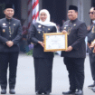 Bupati Jombang H Warsubi menerima penghargaaan sebagaui Juara III, Pemerintah Kabupaten (Pemkab) Jombang mencatatkan prestasi membanggakan pada peringatan Hari Jadi ke-80 Provinsi Jawa Timur. Dalam upacara di Gedung Negara Grahadi, Surabaya, pada Sabtu (12/10/2025), Kategori Pemerintah Kabupaten untuk Penyelenggaraan Nama Rupabumi Tingkat Provinsi Jawa Timur Tahun 2025. Foto: jombangkab.go.id