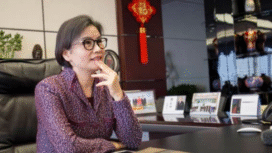 Zhou Qunfei, perempuan terkaya di China, ia membangun kerajaan usaha produksi lensa. Semula adalah pekerja harian lepas sebuah bengkel lensa, dengan penghasilan Rp2,5 juta/bulan. Kini ia mempunyai kekayaan mencapai Rp 250 triliun. Foto: cnbc