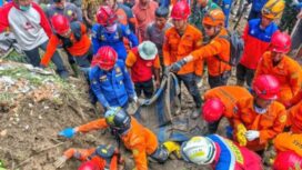 Evakuasi korban insiden longsor yang terjadi di Kabupaten Trenggalek, Jawa Timur. (Dok. Basarnas Surabaya)