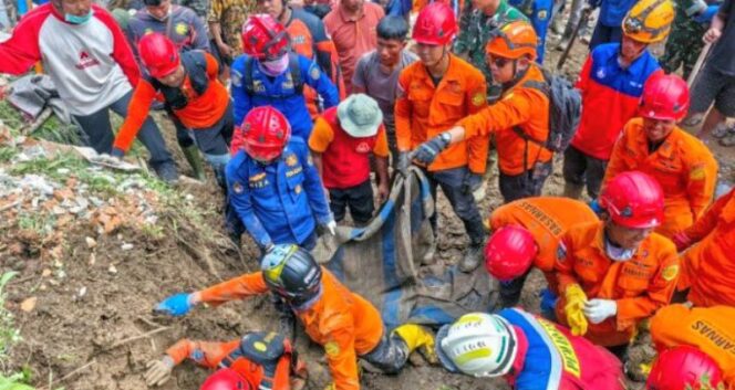
					Evakuasi korban insiden longsor yang terjadi di Kabupaten Trenggalek, Jawa Timur. (Dok. Basarnas Surabaya)