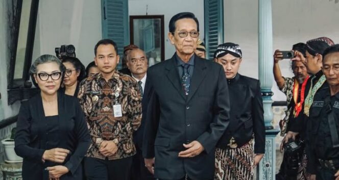 
					Sri Sultan Hamengku Bawono X bersama Keluarga Melayat Susuhunan Paku Buwono XIII. (Foto: Kawedanan Tandha Yekti)
