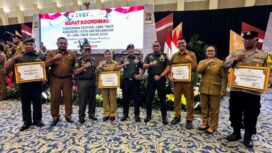 Wali Kota Mojokerto Ika Puspitasari menerima penghargaan sebagai Kepala Daerah Pembina Siskamling Terpadu Merah Putih Jogo Jawa Timur Terbaik V Tahun 2025.Dok.Humas