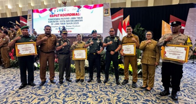 
					Wali Kota Mojokerto Ika Puspitasari menerima penghargaan sebagai Kepala Daerah Pembina Siskamling Terpadu Merah Putih Jogo Jawa Timur Terbaik V Tahun 2025.Dok.Humas