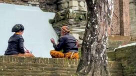 Pawang hujan mbak Rara bersama seorang abdi dalem sedang melakukan ritual di malam Raja-raja Imogiri Bantul. (Foto.ig@berandajogja) 