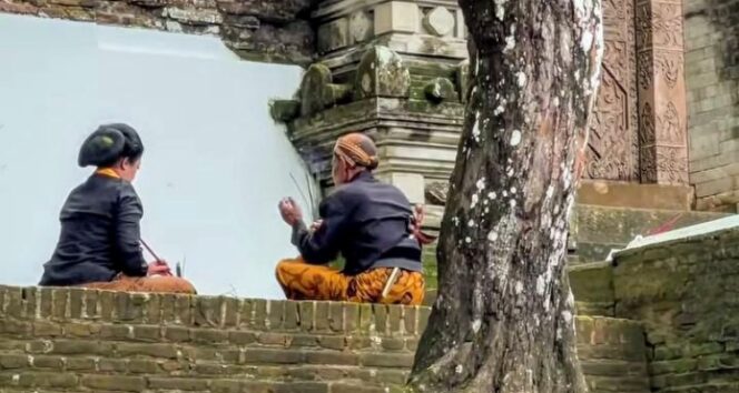 
					Pawang hujan mbak Rara bersama seorang abdi dalem sedang melakukan ritual di malam Raja-raja Imogiri Bantul. (Foto.ig@berandajogja) 
