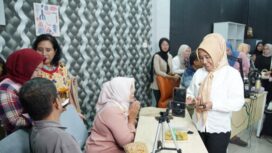 Wali Kota Mojokerto Ika Puspitasari terus mendorong agar UMKM lokal naik kelas. Foto: Dok.Humas