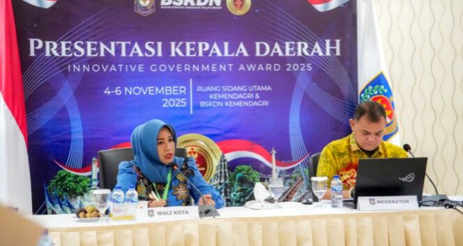 
					Wali Kota Mojokerto, Ika Puspitasari, memaparkan dua inovasi unggulan yakni Gaman Majapahit dan Kencana Mojo di hadapan tim juri Innovative Government Award (IGA) 2025 . Dok.Humas