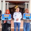 Bupati Mojokerto Serahkan Motor Untuk Pemenang acara Mlaku Bareng Bupati. Foto.Dok Diskominfo
