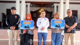 Bupati Mojokerto Serahkan Motor Untuk Pemenang acara Mlaku Bareng Bupati. Foto.Dok Diskominfo