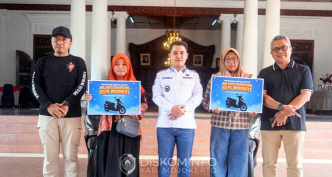 
					Bupati Mojokerto Serahkan Motor Untuk Pemenang acara Mlaku Bareng Bupati. Foto.Dok Diskominfo 