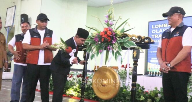 
					Bupati Albarraa membuka Perlombaan Olahraga Tradisional untuk Pelajar SD/MI dan SMP/MTs se-Kabupaten Mojokerto. Foto: Diskominfo Kabupaten Mojokerto