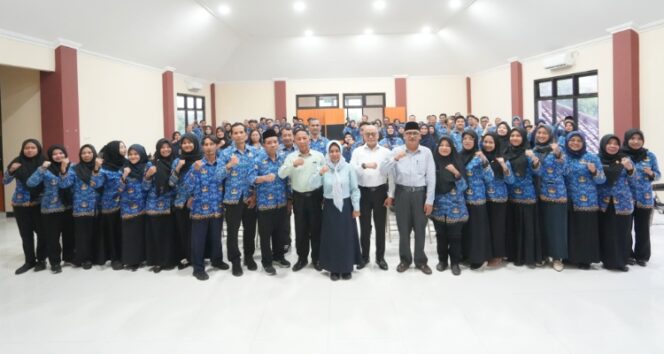 
					Coaching Manajemen Kepegawaian bertajuk “Ning Ita Sinar ASN” (Sesi Inspirasi dan Arahan ASN BerAKHLAK) di Kantor Kelurahan Jagalan, Senin (10/11/2025). Dok.Humas