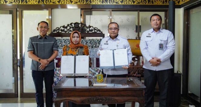 
					Balai Pemasyarakatan (Bapas) Kelas I Surabaya bersama Pemerintah Kota Mojokerto menandatangani Nota Kesepakatan tentang Sinergi Pelaksanaan Pidana Kerja Sosial dan Pidana Pelayanan Masyarakat bagi Anak. Dok.Humas