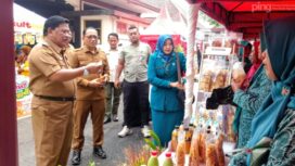 Bupati Nganjuk Marhaen Djumadi, kunjungi stand Hari Kesatuan Gerak (HKG) PKK ke-53 dan Bulan Bhakti Gotong Royong Masyarakat (BBGRM) ke-22. Foto.Dok.Humas